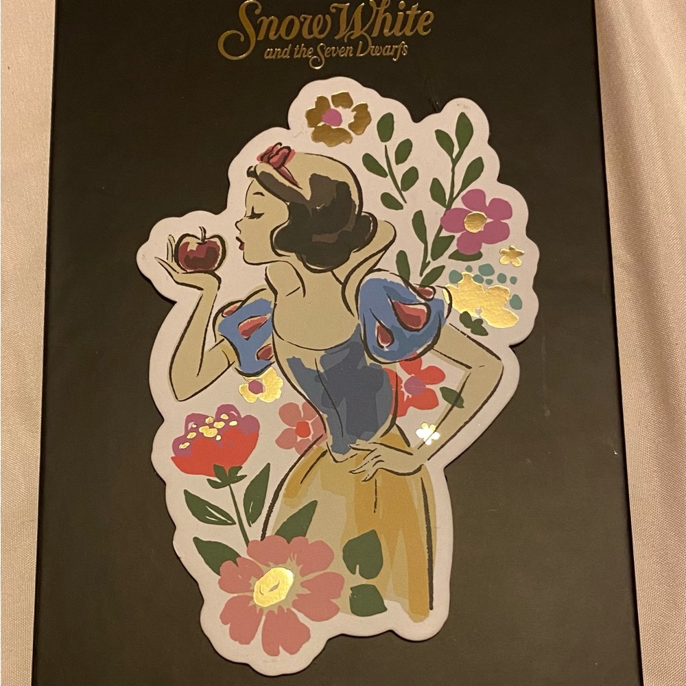 DISNEY SNOW WHITE AND THE SEVEN DWARFS Eyeshadow Palette Makeup Beauty 12 Colors